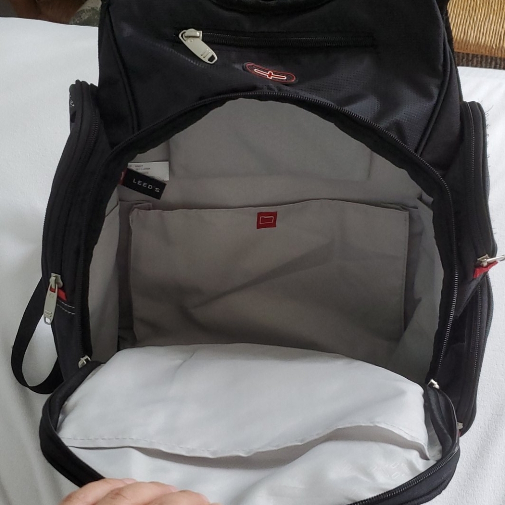 LEED'S Backpack - Picture 3 of 9